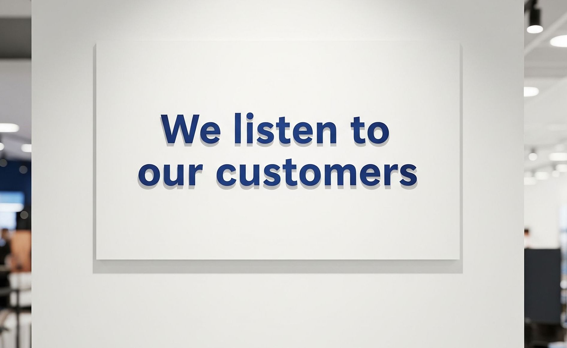 Una mujer sostiene un cartel que dice 