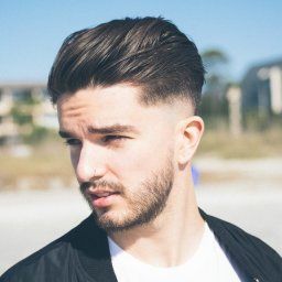 Mann am Strand mit dunklen Haaren