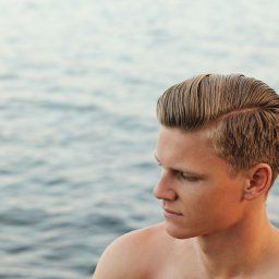 Mann am Meer mit hellen Haaren