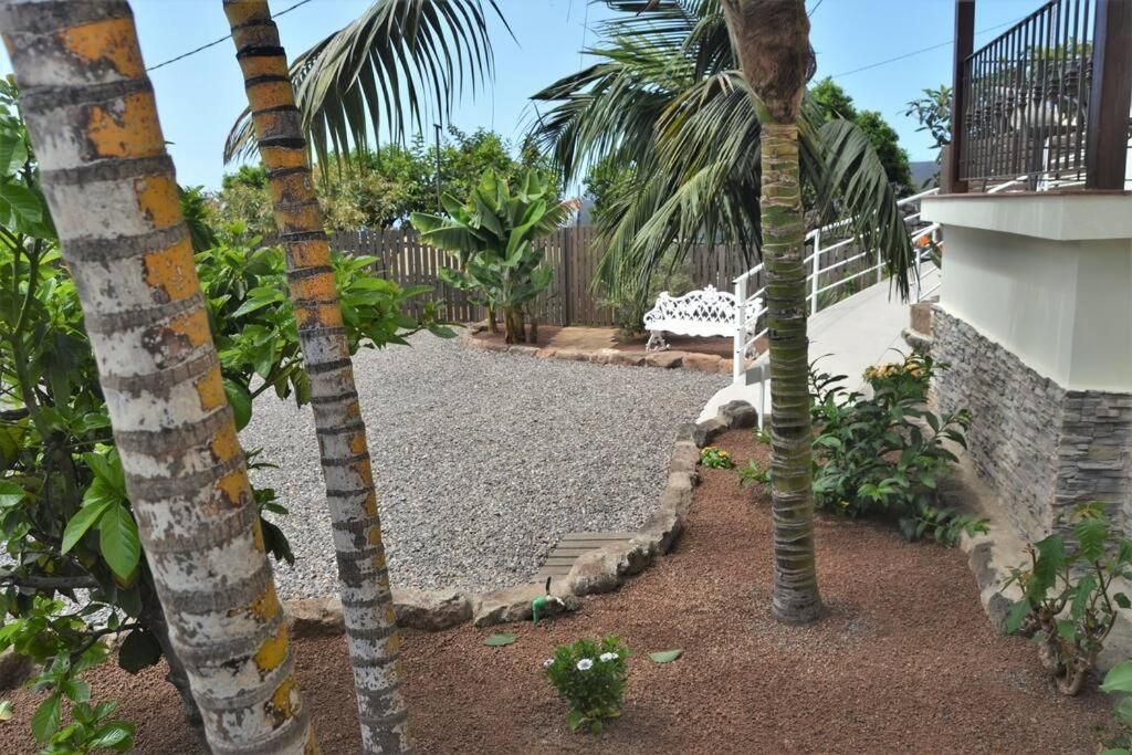 Schotterfläche und Grünanlage im Gartenbereich von Las Chimeneas vor den Ferienwohnungen