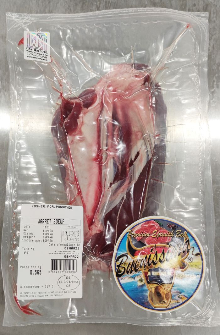Una bolsa de carne sellada al vacío con una pegatina.