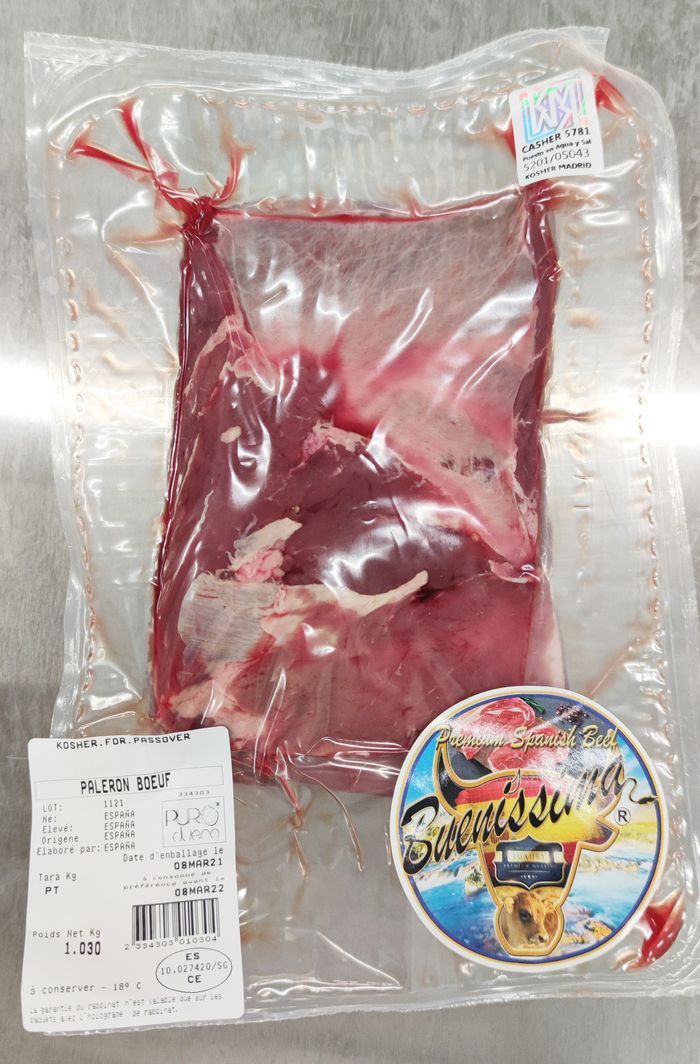 Una bolsa de carne sellada al vacío con una etiqueta.