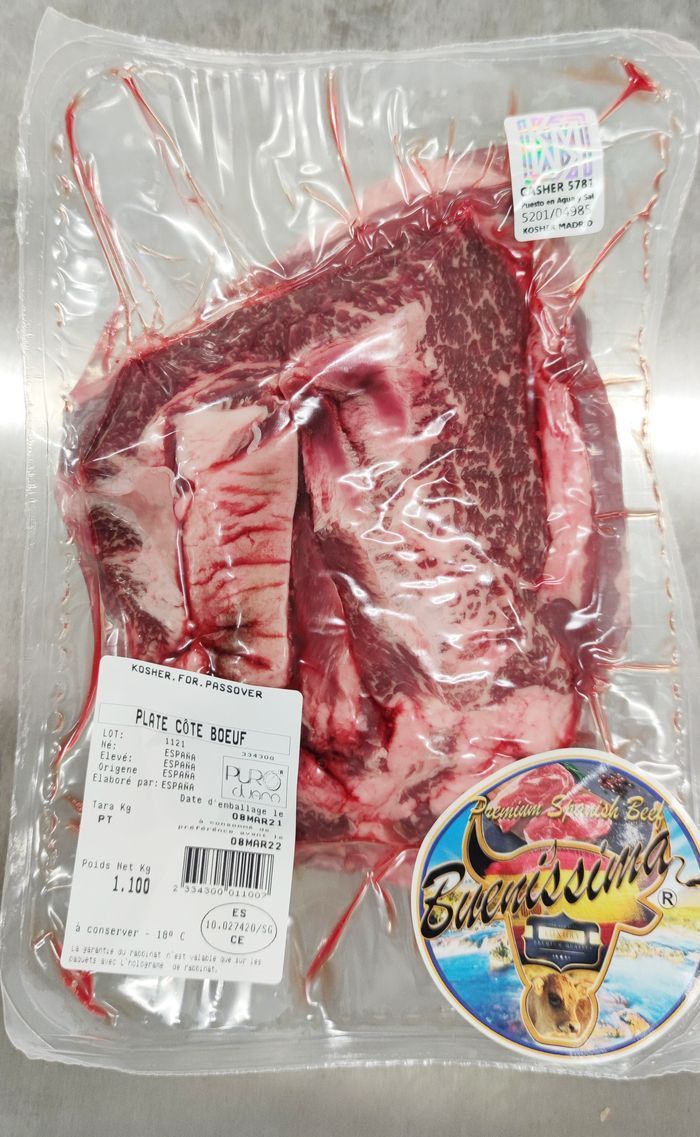 Un paquete de carne cruda con una etiqueta.