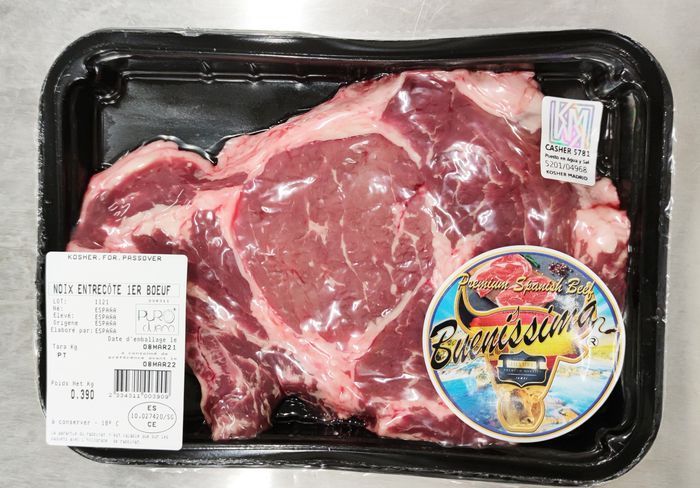 Una bandeja de carne cruda con una etiqueta que dice Bressanne