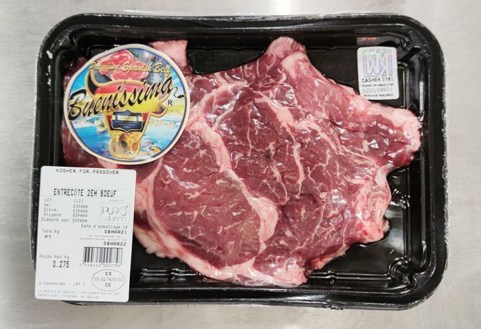 Una bandeja de carne cruda con una etiqueta que dice olas de playa