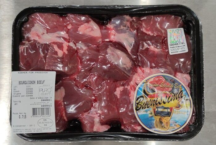 Una bandeja de carne cruda está sobre un mostrador.