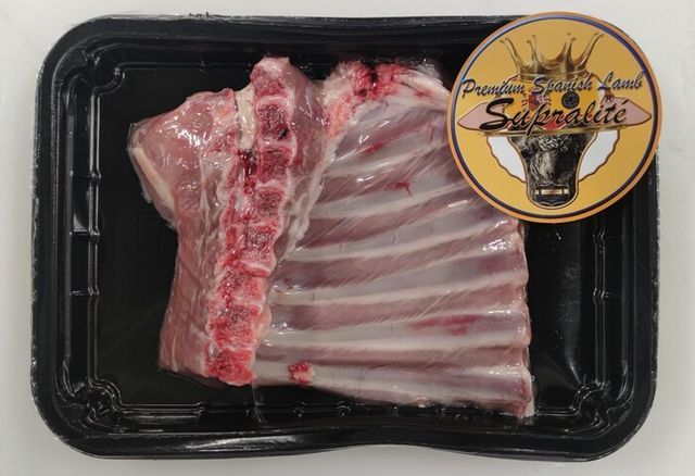 Una bandeja de carne con una etiqueta que dice cordero especial de primera calidad