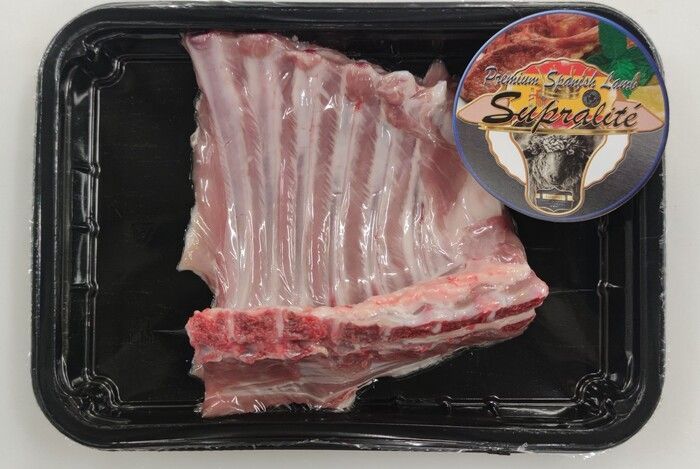 Una bandeja de carne con una etiqueta que dice suprajita