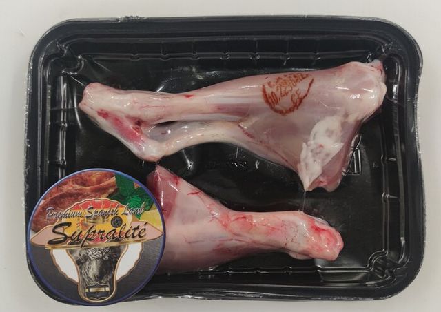 Una bandeja de piernas de cordero con una etiqueta que dice