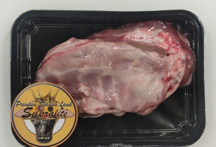 Un trozo de carne en un recipiente de plástico que dice calidad premium.