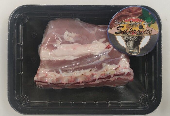 Un trozo de carne en un recipiente de plástico con una etiqueta.