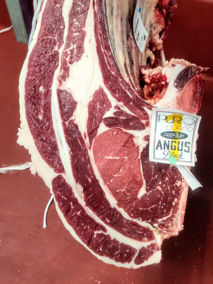 Un gran trozo de filete Angus está sobre una mesa.