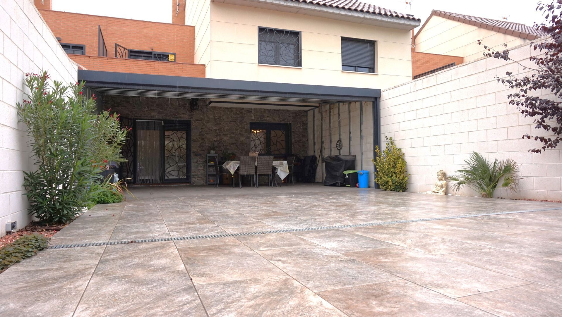 Una casa grande con un gran camino de entrada en frente de ella.