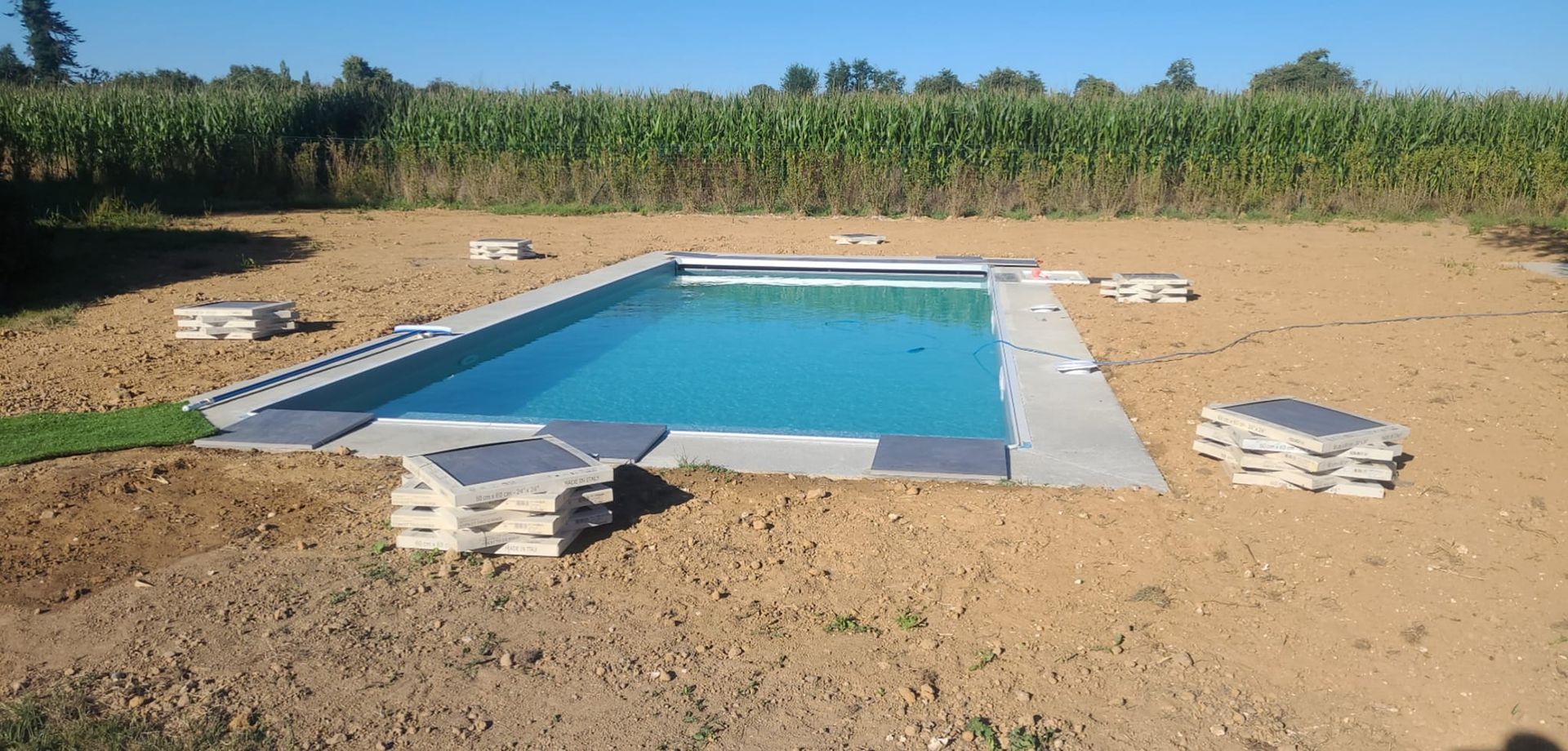 Pose de tour de piscine