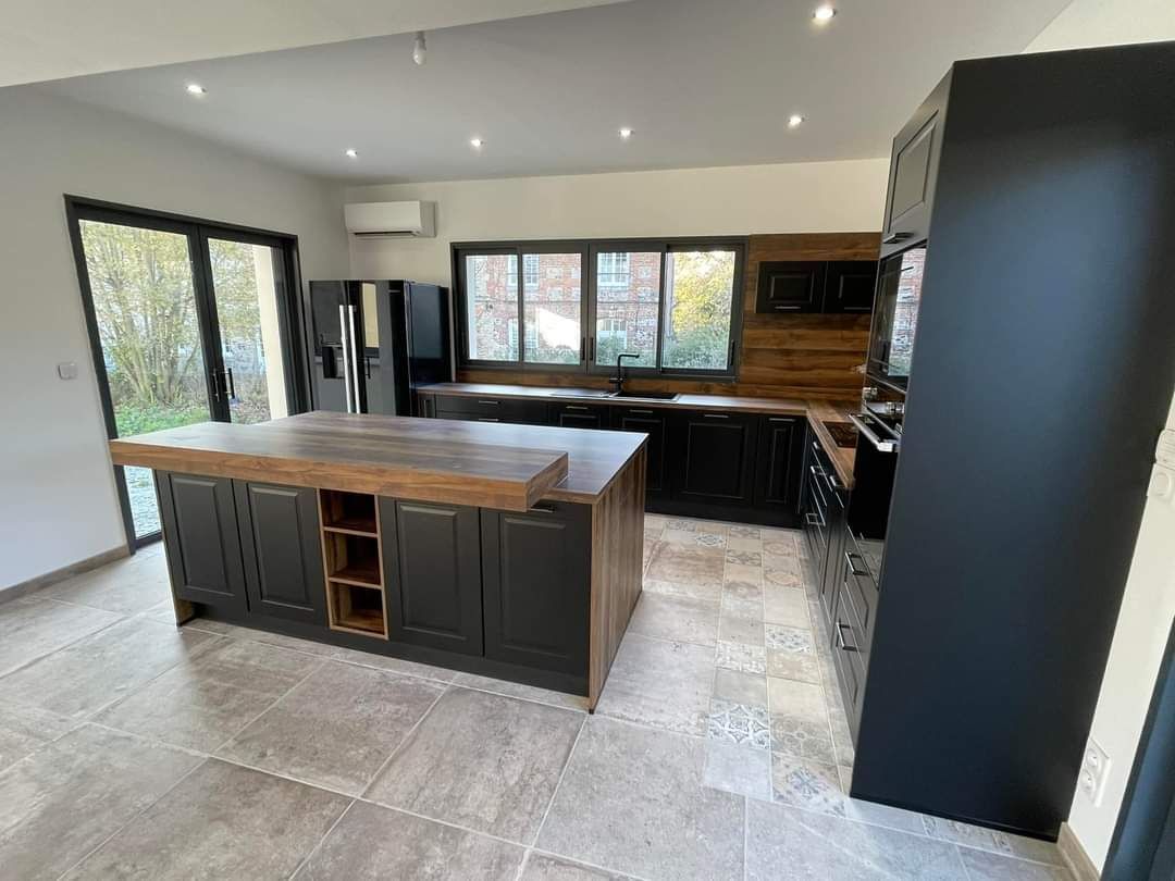 Cuisine avec sol en carrelage.