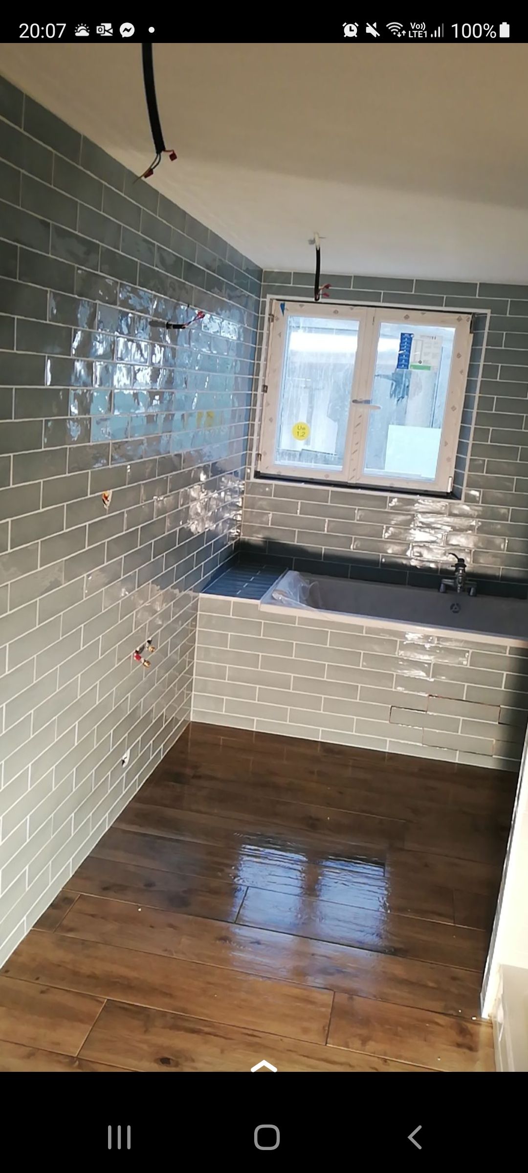 Salle de bains avec petits carreaux rectangles noirs et blancs.