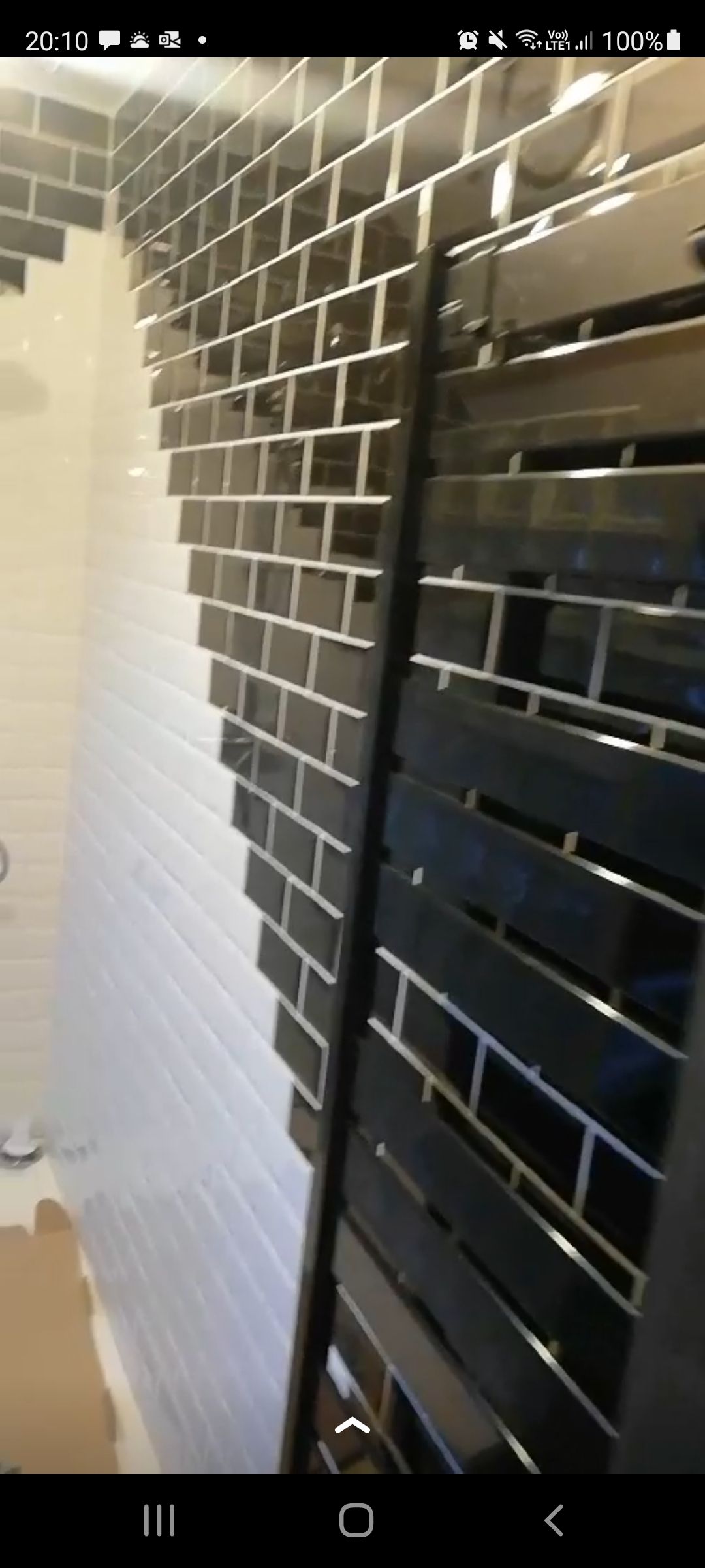 Mur de salle de bains avec carrelage effet brique.