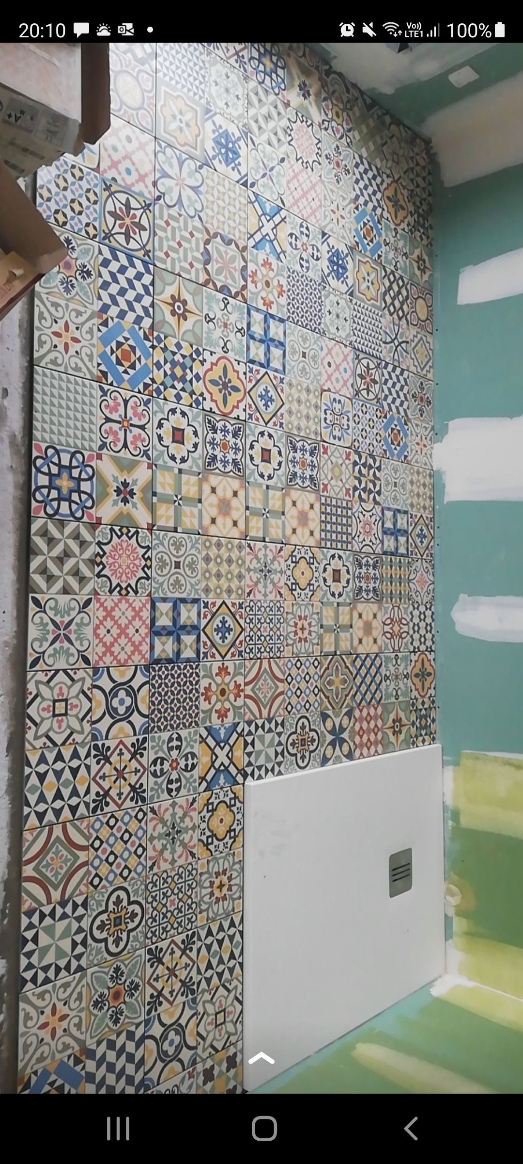 Salle de bains avec sol en mosaïque.