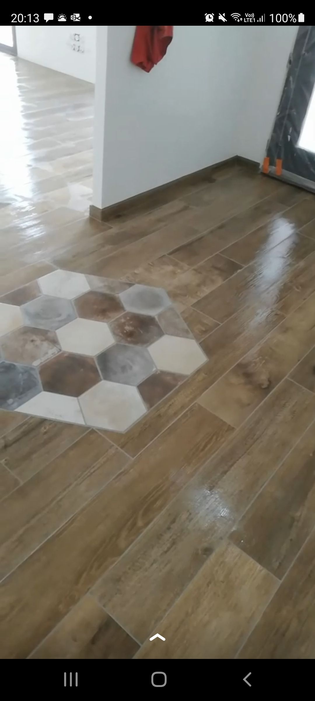 Ronds en mosaïque entourés de parquet.