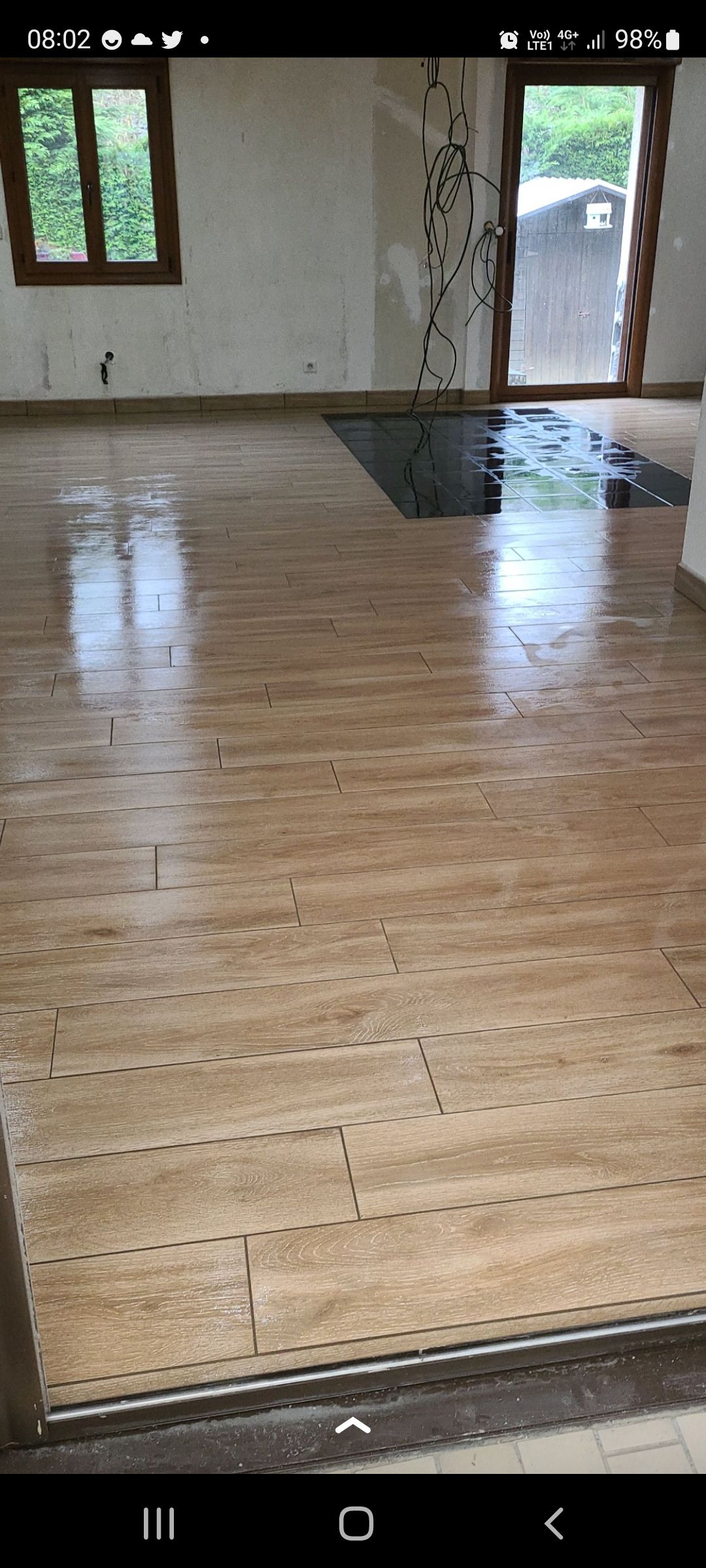 Pièce de vie avec sol en parquet.