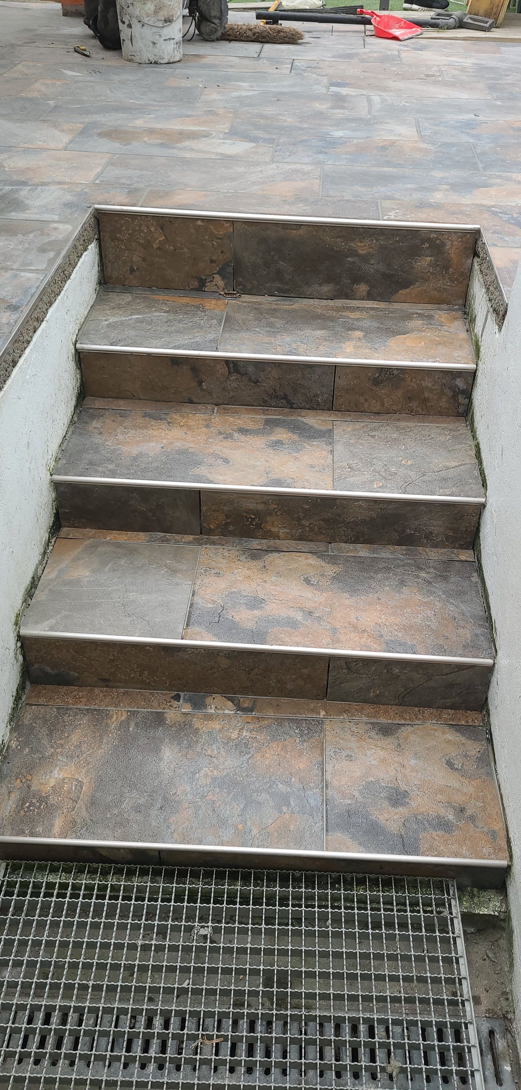 Escaliers extérieurs en carrelage.