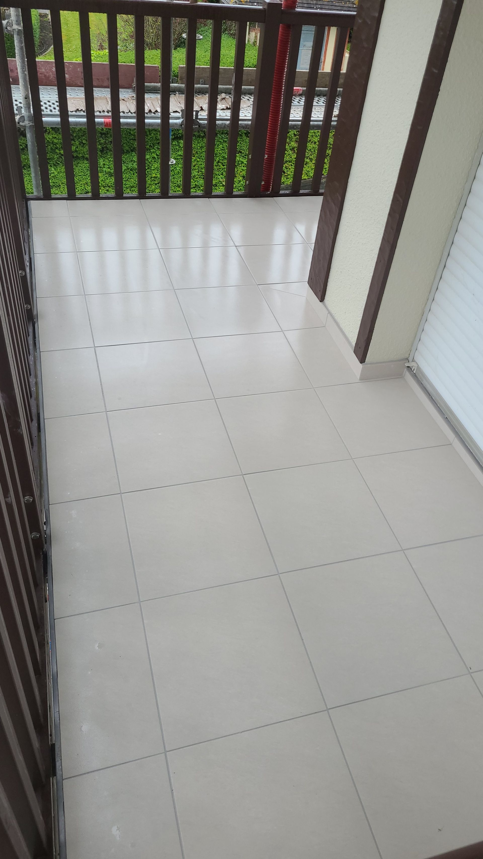 Balcon en carrelage blanc.