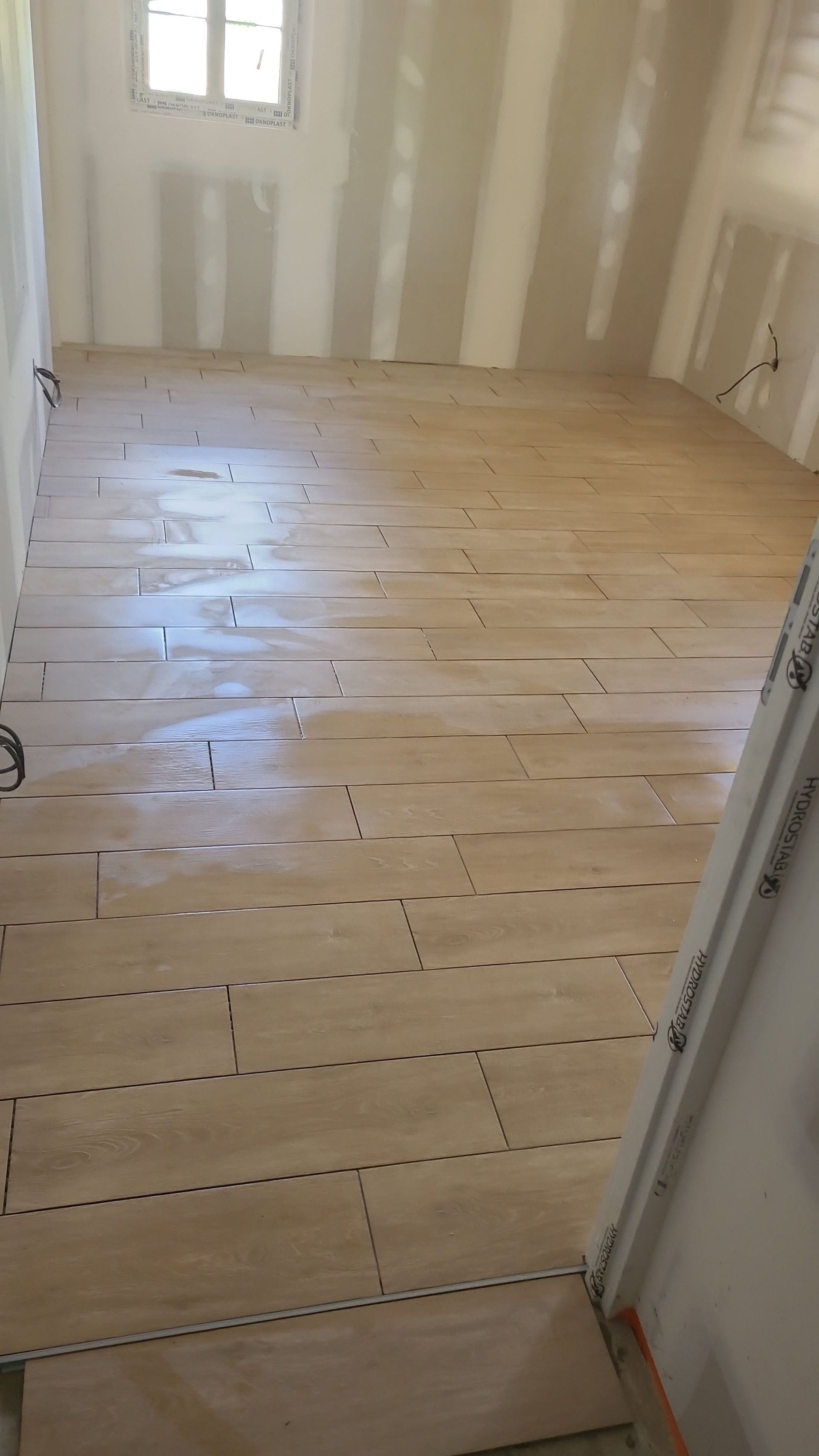 Chambre avec sol en parquet.