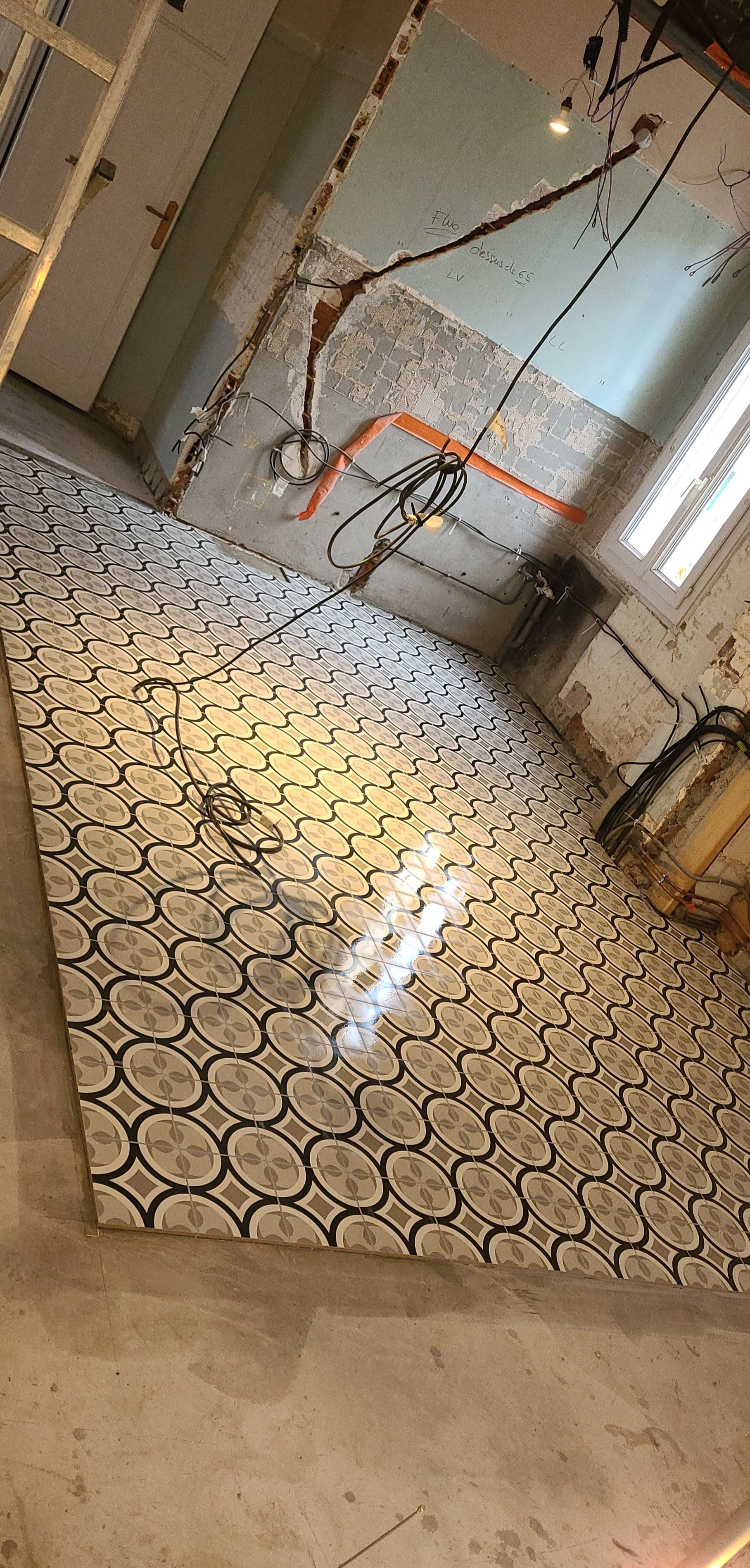 Sol en mosaïque avec dessins ronds.