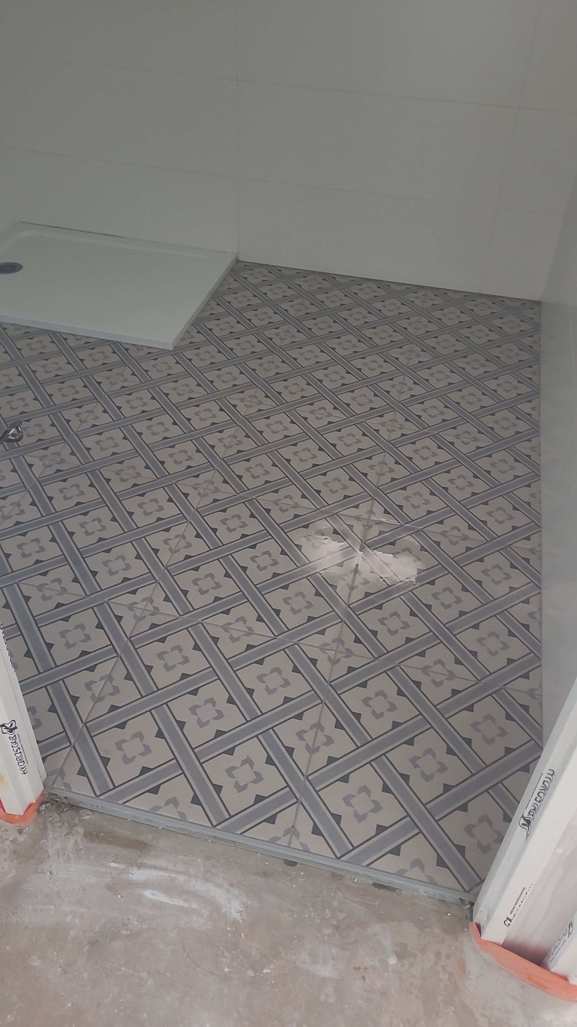 Sol en mosaïque avec dessins carrés.