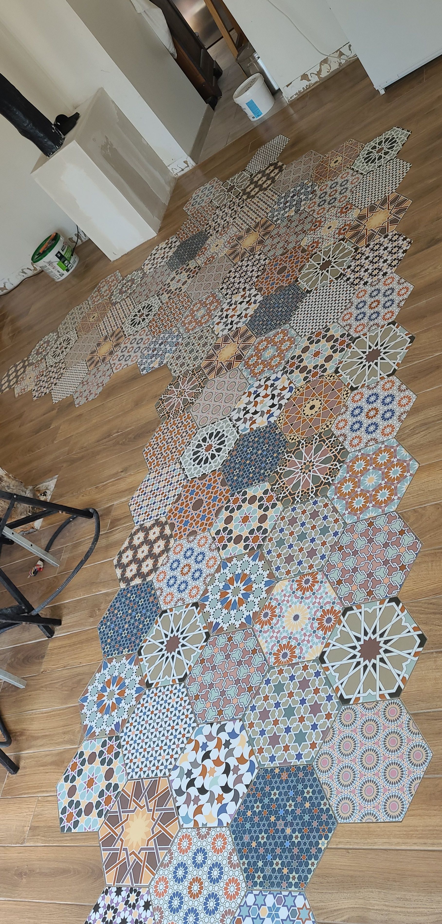 Parquet en bois avec mosaïques au milieu.