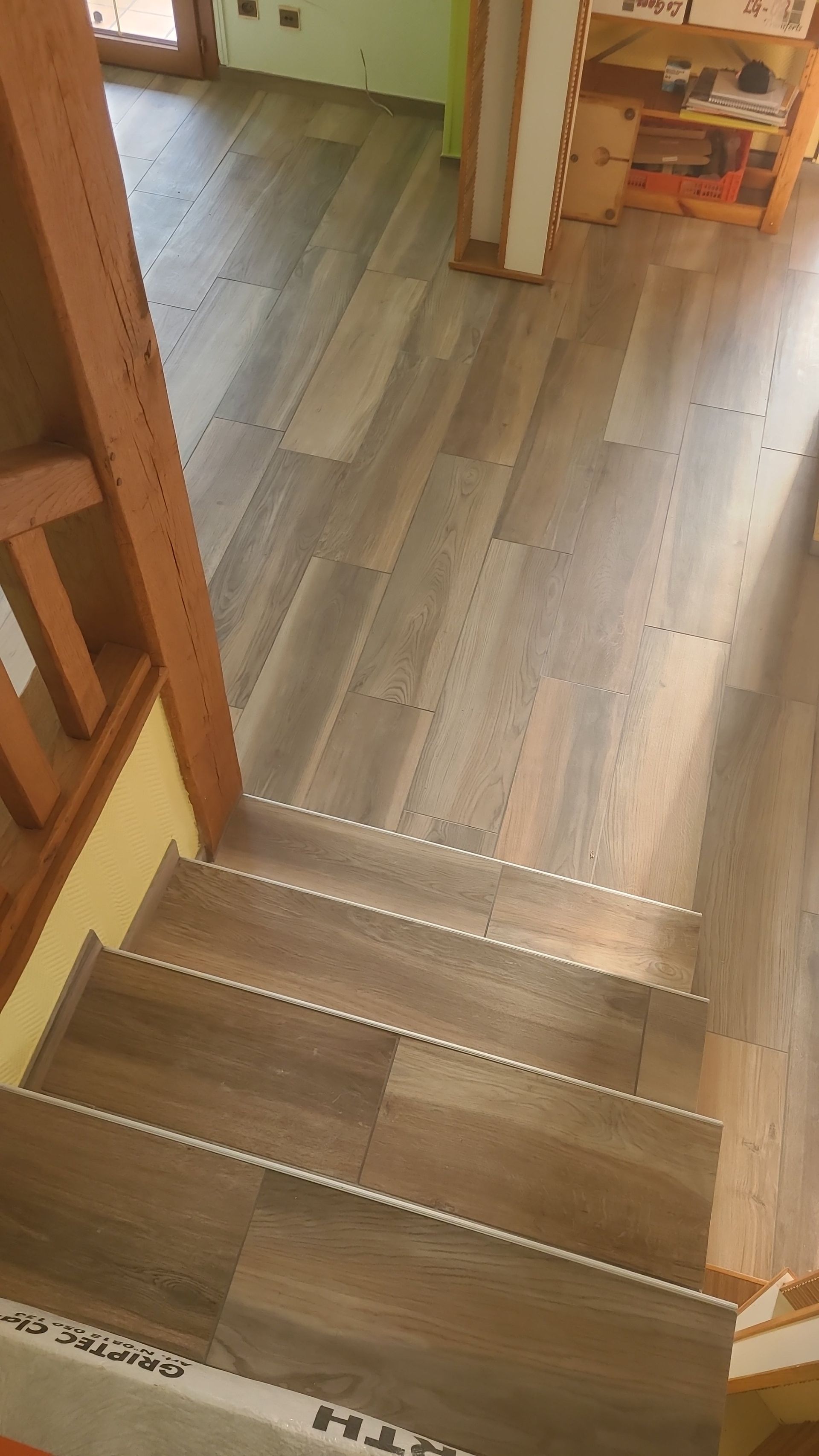 Escaliers avec revêtement en parquet.