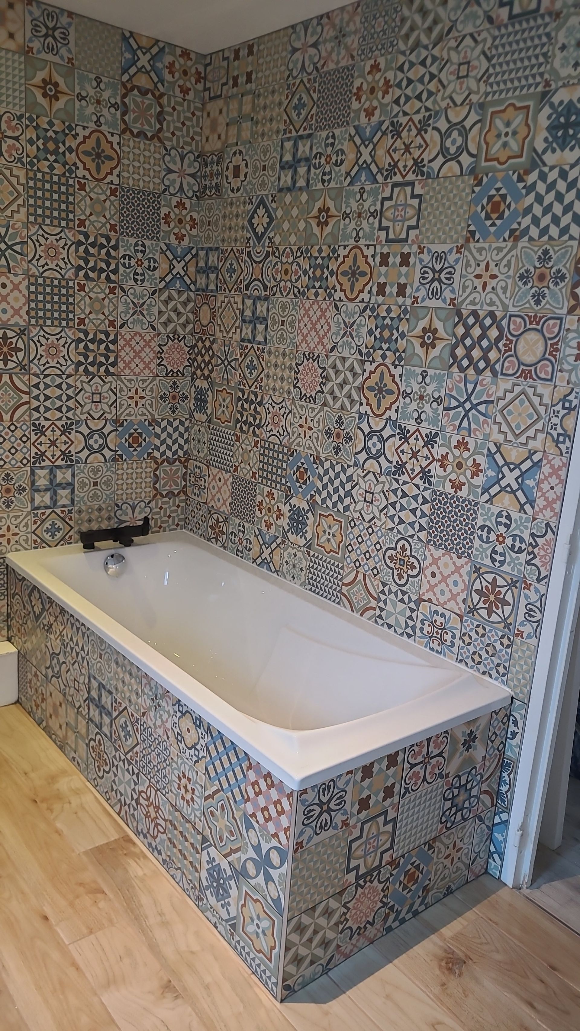 Baignoire avec contours en mosaïque.