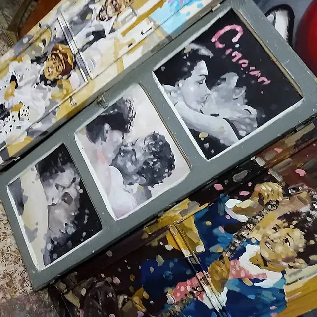 Una pintura de un hombre besando a una mujer con la palabra cina en ella.