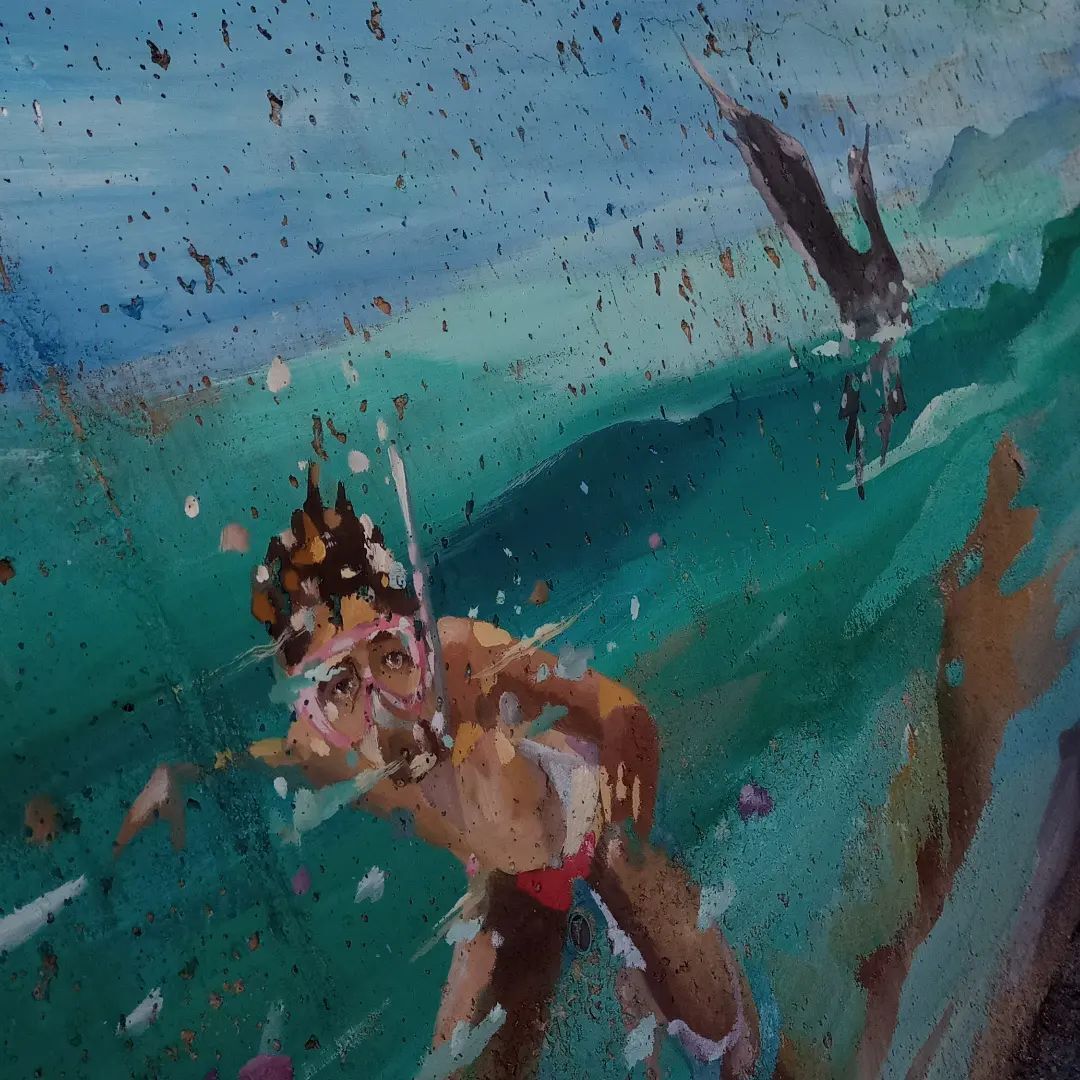 Una pintura de un hombre en bikini nadando en el océano.