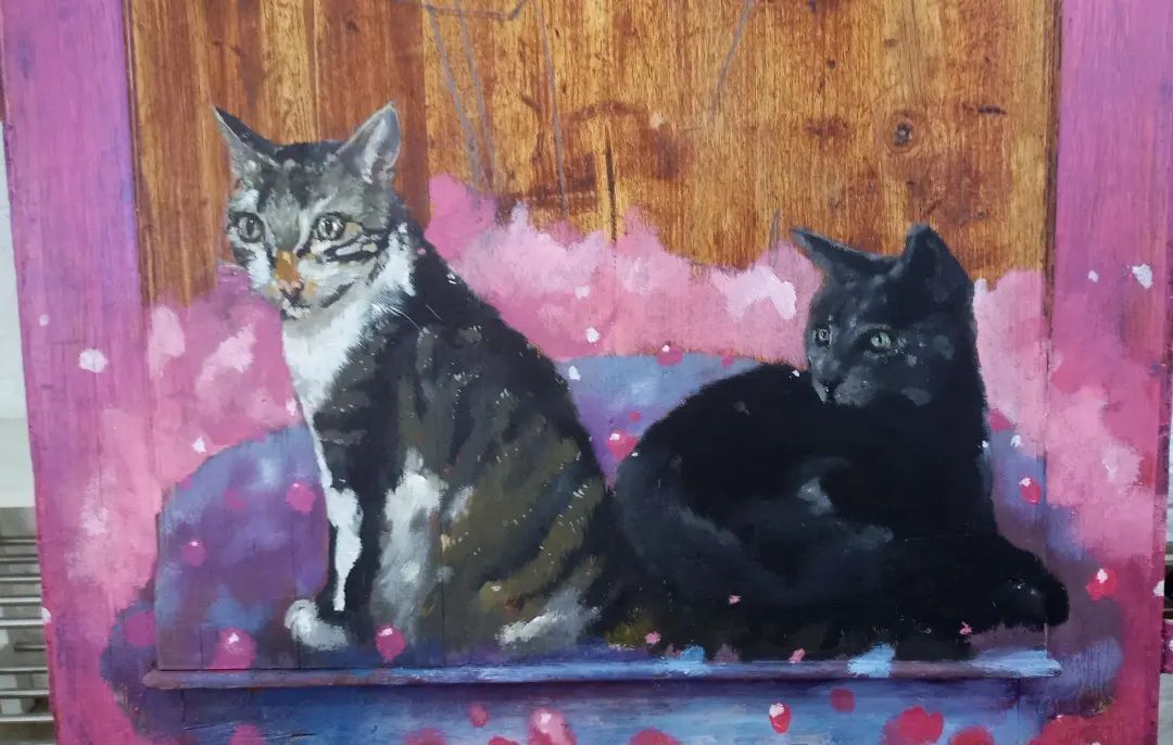 Un cuadro de dos gatos sentados uno al lado del otro en un sofá.