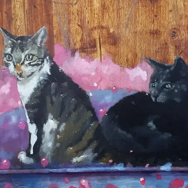 Un cuadro de dos gatos sentados uno al lado del otro.