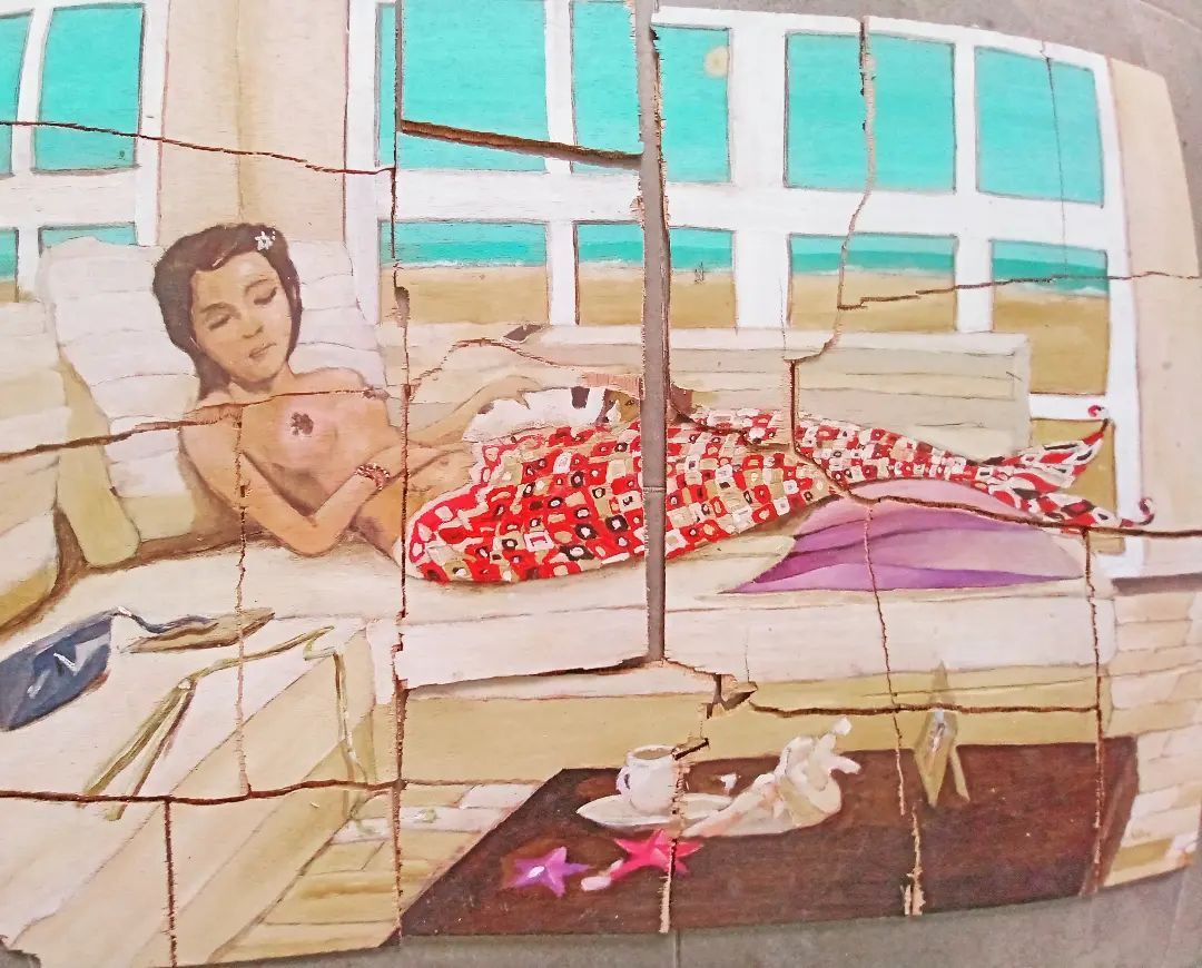 Un cuadro de una mujer acostada en una cama frente a una ventana.