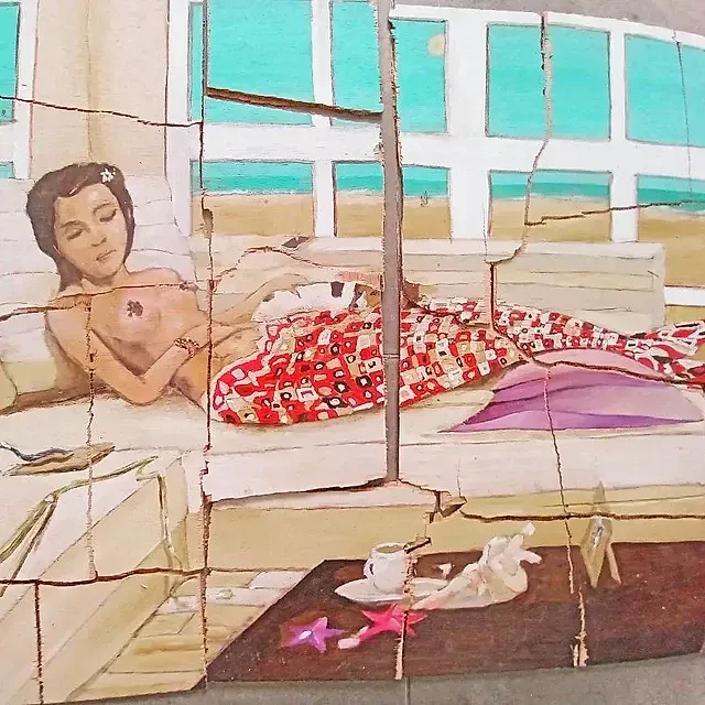 Una pintura de una mujer acostada en una cama con la palabra amor escrita en ella.