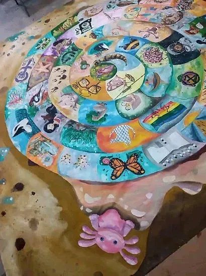 Una pintura colorida con un cangrejo y una mariposa.