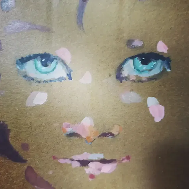 Un primer plano de una pintura del rostro de una mujer.