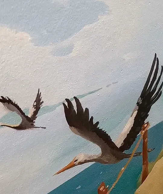 Una pintura de dos pájaros volando sobre un cuerpo de agua