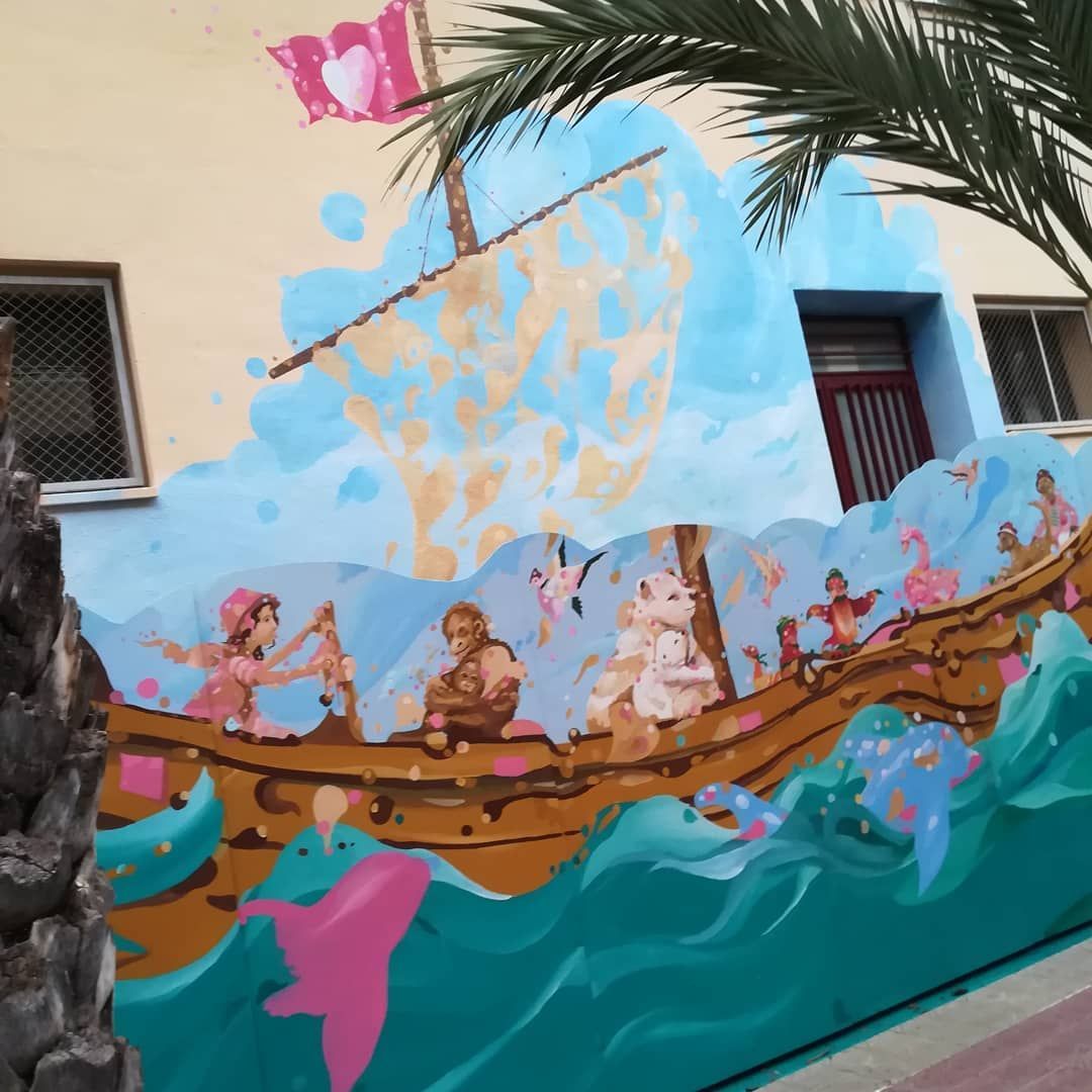 Una pintura de un barco en el costado de un edificio.