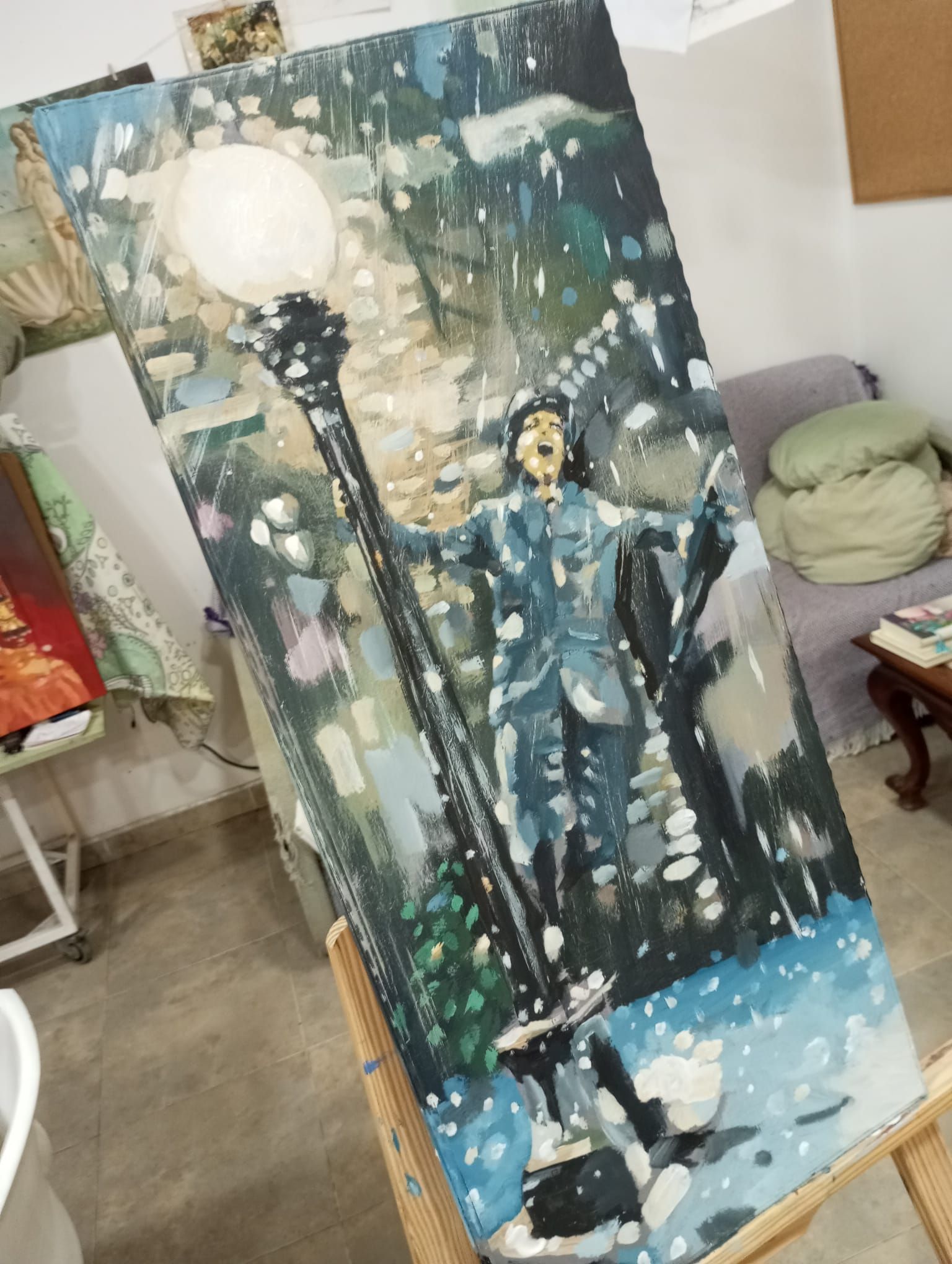 Pintura abstracta de una persona bajo una farola encendida en tonos azules y verdes nevados sobre un caballete.