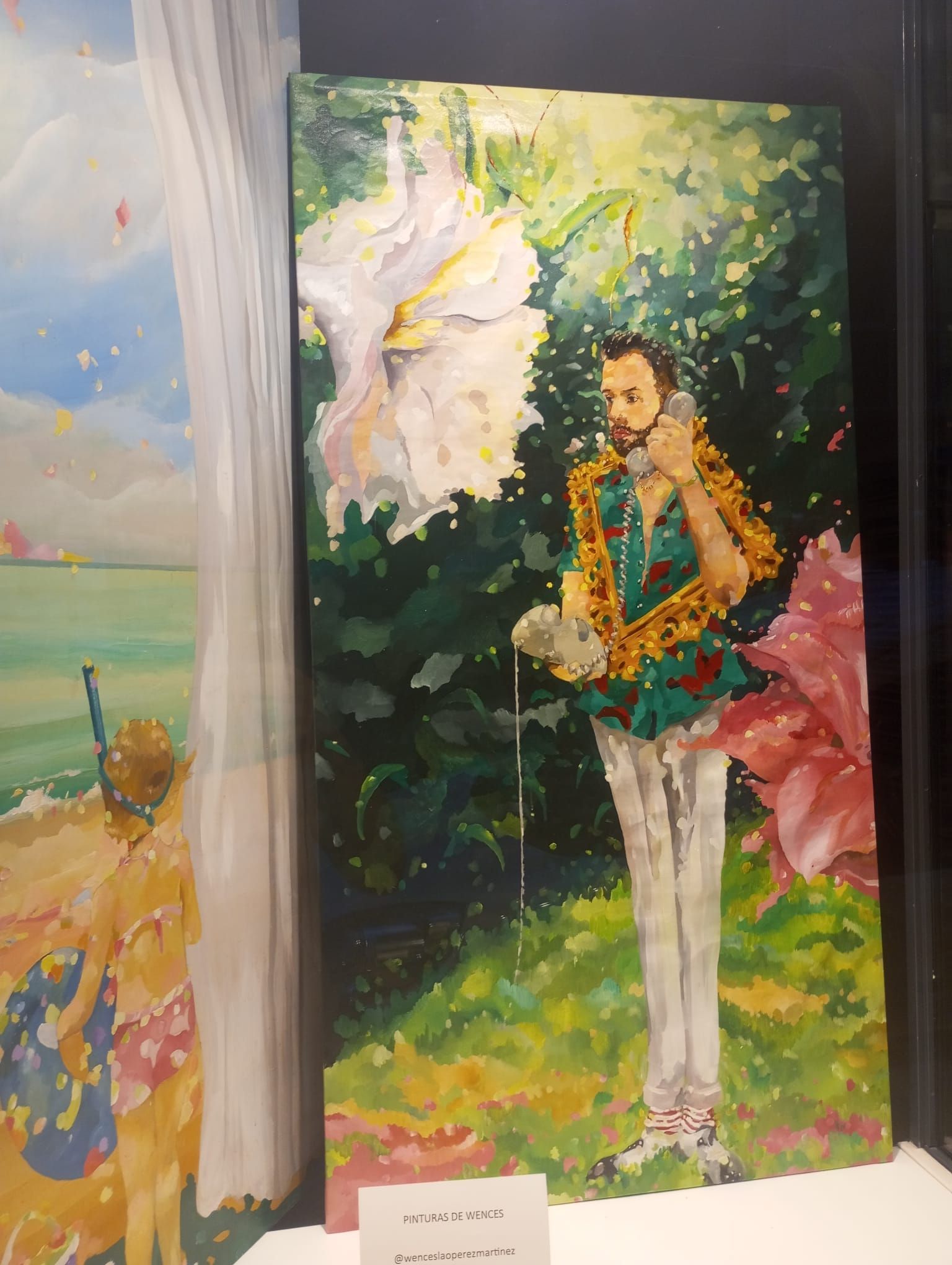 Pintura abstracta y colorida de una bailarina de pie con un traje color turquesa y pantalones blancos, rodeada de pinceladas verdes y rosas.