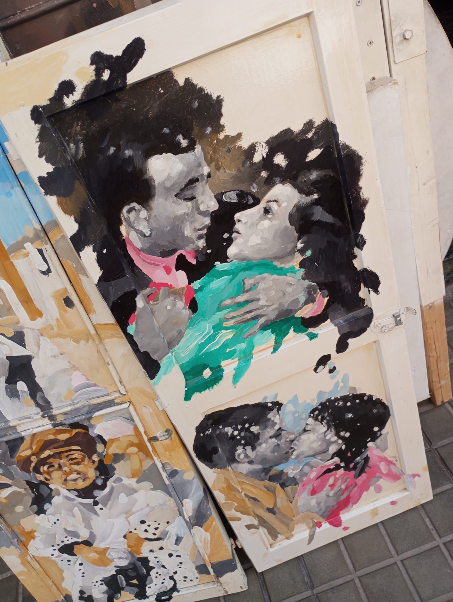 Retrato pintado sobre tabla de dos personas que se miran de frente, con cabello oscuro y ropa colorida.