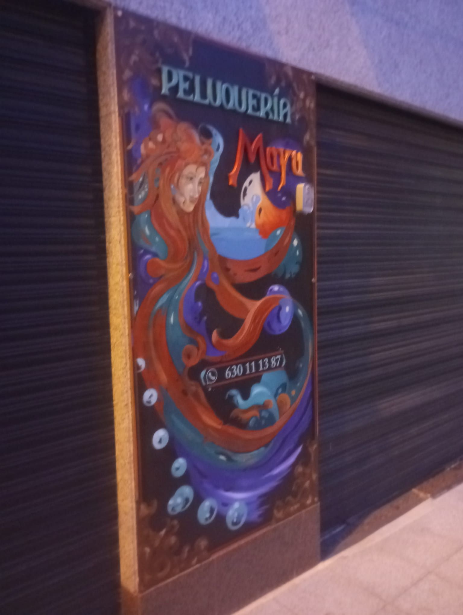 Letrero colorido para la fachada de una peluquería, con una ilustración estilizada de una mujer pelirroja y el texto 