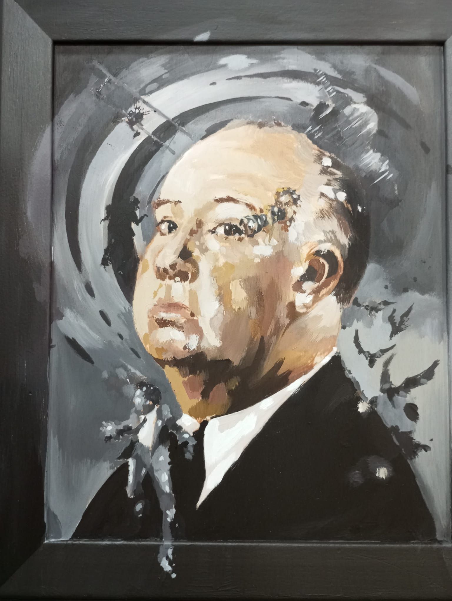 Retrato abstracto de una persona solemne con traje negro sobre un fondo gris con pinceladas.