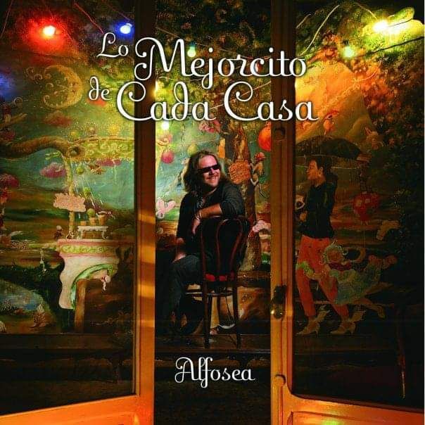Portada del álbum con una mujer con gafas de sol en el centro de una habitación colorida, titulado “Lo Mejorcito de Cada Casa” de Alysea.