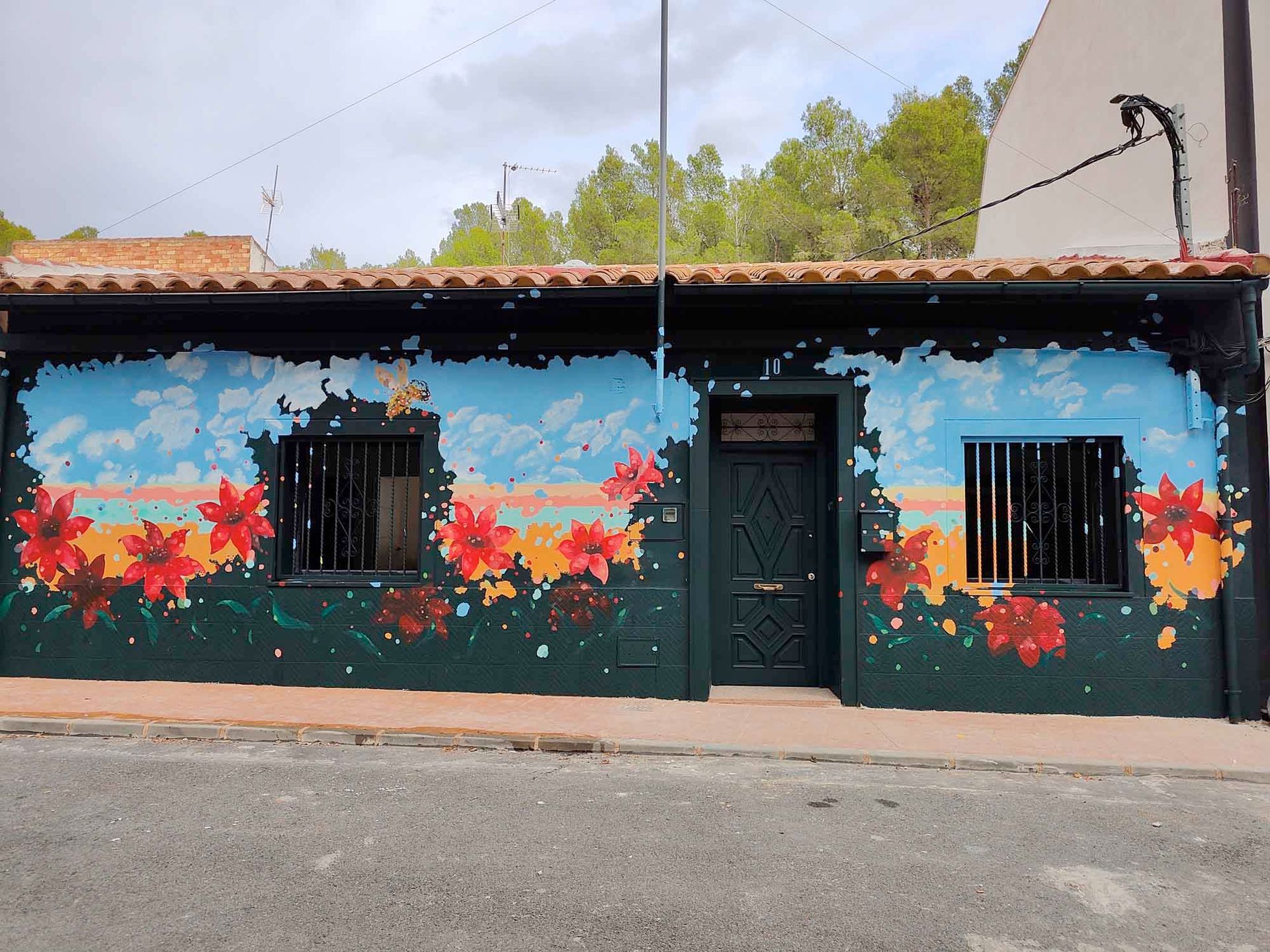 Una casa con una pintura en el costado.