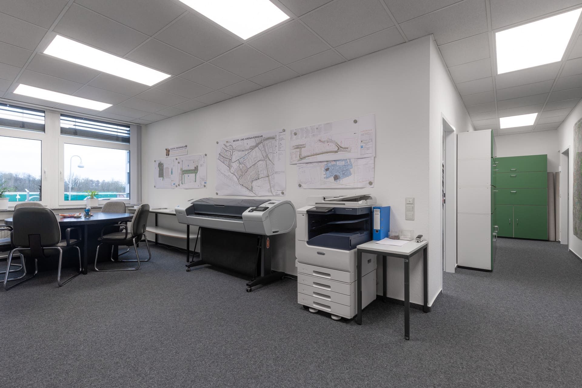 In der Mitte des Raumes steht ein Drucker.